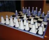  ?? FOTO HBVL ?? Een schaakbord in porselein, een van de werken die Stockmans exposeerde in Oostenrijk.