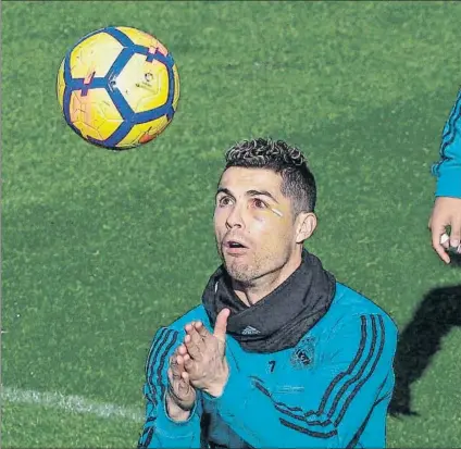  ?? FOTO: EFE ?? Cristiano jugará en Mestalla pese a que aún se notan las secuelas de la brecha en la cara que sufrió tras recibir una patada ante el Depor