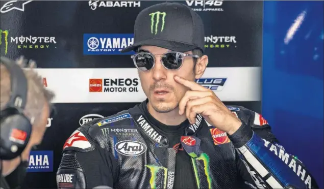  ??  ?? Maverick Viñales, con rostro serio, en el garaje del equipo Yamaha durante el GP de los Países Bajos que se celebró el pasado fin de semana en el circuito de Assen.