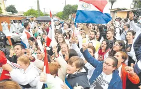  ??  ?? Médicos celebran la decisión del Congreso que modifica el esquema de jubilación.