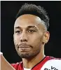  ?? GLYN KIRK/AFP ?? MENEPI SESAAT: Jantung bek Bayern Muenchen Alphonso Davies (atas) serta penyerang Arsenal Pierre-Emerick Aubameyang mengalami gangguan ketika berdetak.