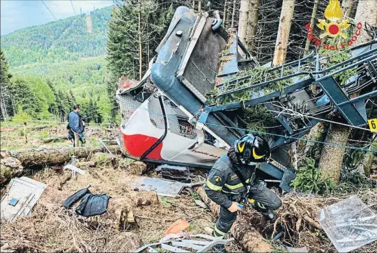  ??  ?? Els bombers es van trobar una escena estremidor­a quan van arribar al lloc dels fets