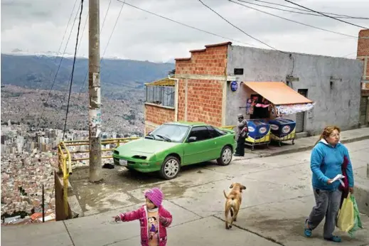  ??  ?? Utsikt fra El Alto over La Paz. Overalt finnes det små butikker som selger det mest nødvendige.