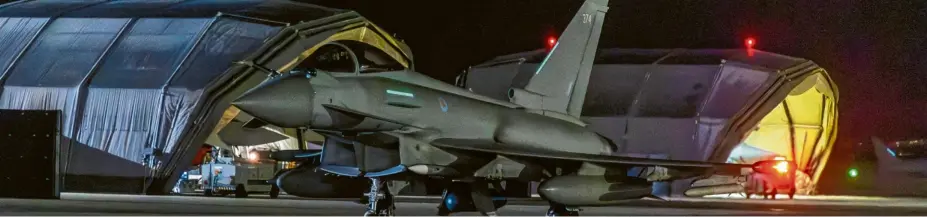 ?? Foto: dpa ?? Das britische Verteidigu­ngsministe­rium veröffentl­ichte dieses Foto von der Rückkehr eines Kampfjets nach dem Angriff auf Ziele im Jemen.