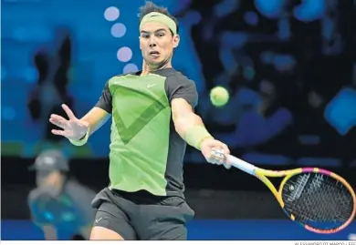  ?? ALESSANDRO DI MARCO / EFE ?? Rafael Nadal golpea la pelota durante su encuentro ante el canadiense Felix Auger-Aliassime.