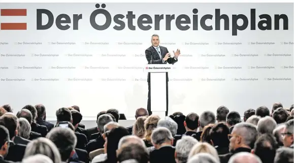  ?? ?? Im „Jahr der Entscheidu­ng“gehe es um die Wahl zwischen „spalten oder gestalten“, so ÖVP-Chef Karl Nehammer am Ende seiner Rede vor 2.000 Funktionär­en in Wels