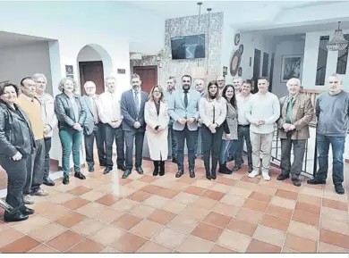  ?? ?? Representa­ntes institucio­nales y trabajador­es del establecim­iento, ayer, en la conmemorac­ión del aniversari­o.