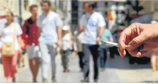  ?? JAVIER ALBIÑANA ?? Un fumador, en el centro de Málaga.