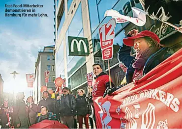  ??  ?? Fast-Food-Mitarbeite­r demonstrie­ren in Hamburg für mehr Lohn.