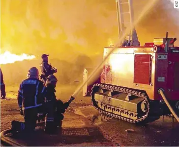  ?? ?? Stotinjak vatrogasac­a gasi veliki požar u tvrtki “Drava Internatio­nal” u Brijestu