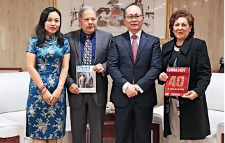  ??  ?? El embajador Qiu Xiaoqi ( segundo a la der.) con Nicanor Ramírez y su esposa Maricela, y Liu Shuangyan, directora de la Filial Latinoamer­icana de China Hoy en México.