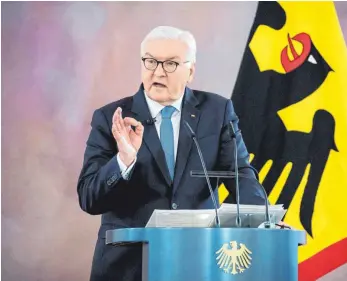  ?? FOTO: BERND VON JUTRCZENKA/DPA ?? An seiner Wiederwahl besteht kein Zweifel: Bundespräs­ident Frank-Walter Steinmeier, hier bei einer Diskussion­srunde im Schloss Bellevue zum Thema Hass und Gewalt in Zeiten der Pandemie.