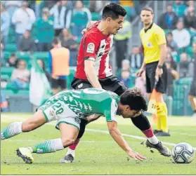  ?? FOTO: EFE ?? Ante el Betis
Yuri Berchiche pelea un balón con Lainez en el Benito Villamarín