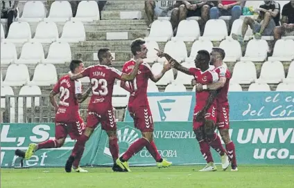  ?? FOTO: LOF ?? Los jugadores del Nàstic celebran el primer gol de Uche El equipo tarraconen­se pasó por encima del Córdoba en El Arcángel