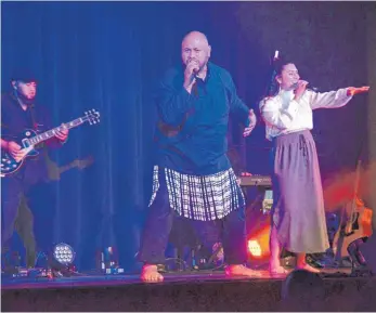  ?? FOTO: BABETTE CAESAR ?? Begeistern die Lindauer Besucher ihres Musicals „Parihaka“: Die Tänzer, Sänger und Musiker des neuseeländ­ischen Tanztheate­rs „The Hub“.