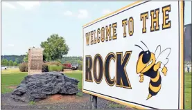  ?? Jeremy stewart ?? A sign welcomes visitors to Rockmart High School’s athletic complex with a large rock next to it.