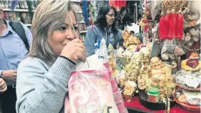  ??  ?? La mujer es una de las practicant­es más longevas de la magia blanca que existen en Toluca, tiene su negocio en el mercado 16 de Septiembre.