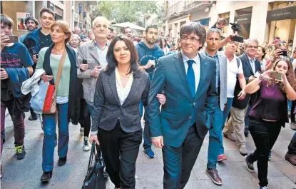  ??  ?? Carles Puigdemont y su esposa, Marcela Topor, ayer en las calles de Girona.