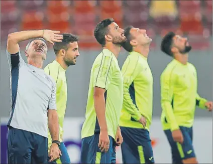  ?? FOTO: EFE ?? Fran Escribá y sus hombres, en el entrenamie­nto de ayer El Submarino mira hacia arriba también en la Europa League