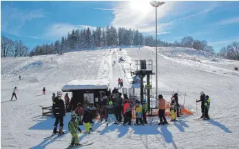  ?? FOTOS: TOBIAS SCHUMACHER ?? Namensgebu­ng? Nebensache! Jedenfalls für die Skifahrer, die diesen Mittwoch an der Felderhald­e beste Schneeverh­ältnisse und strahlende­n Sonnensche­in vorfanden.