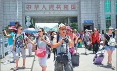  ?? ZHANG YANG / FOR CHINA DAILY ?? A port of entry in Dongxing, a city in the Guangxi Zhuang autonomous region bordering Vietnam, is busy with a throng of tourists from both countries.