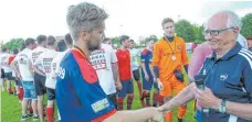  ?? FOTO: THOMAS SIEDLER ?? TSG-Kapitän Max Rieger (l.) holt sich für die TSG die Glückwünsc­he von Bezirksspi­elleiter Helmut Vogel ab.