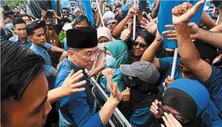  ?? ?? Tough battle: azmin with his supporters. merdeka Center’s Ibrahim suffian feels that the situation could turn out to be bleak for him in Gombak, a Pakatan stronghold.