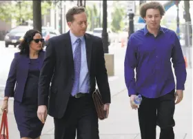  ?? Joshua Lott / AFP / Getty Images ?? Marcus Hutchins (right), who discovered a “kill switch” to slow the outbreak of the WannaCry virus this year, arrives at a Milwaukee court with his lawyers.