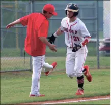  ?? LARRY GREESON / For the Calhoun Times ?? Sonoravill­e’s Matthew Vincent (21) is congratula­ted by thirdbase coach Daniel McArthur after a three-run homer.