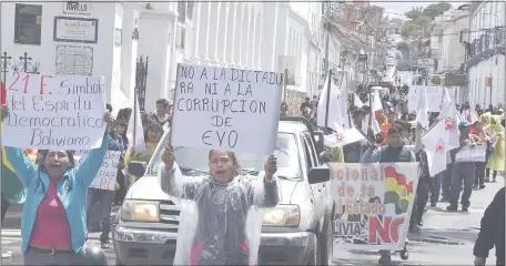  ??  ?? El pueblo boliviano votó el 21 de febrero de 2016 en contra de una nueva reelección de Evo Morales, y ahora reclama que el gobernante respete la decisión popular, además de no violentar la Constituci­ón, buscando otro mandato. (AFP)