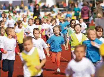  ?? RP-FOTOS (2): STEPHAN KÖHLEN ?? „Dabei sein ist alles“: Für die Kita-Kinder galt das olympische Motto.