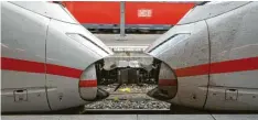  ?? Foto: Peter Kneffel, dpa ?? GDL gegen EVG: Die beiden Bahngewerk­schaften ringen um den besten Tarifabsch­luss – und um neue Mitglieder.