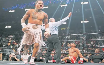  ??  ?? Misión cumplida. Gervonta Davis mandó a la lona a Yuriorkys Gamboa en el 12° asalto del combate.