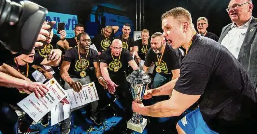  ?? Foto: Sascha Fromm ?? Kapitän als Feierbiest: Nordhausen­s Superschwe­rgewichtle­r Max Keller jubelt mit seinen Teamkolleg­en und dem Meisterpok­al.
