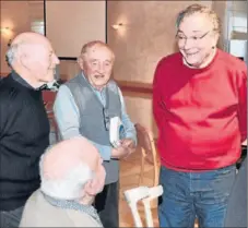  ??  ?? Auprès d’un public fervent, le jovial Yves Garric sème à tout vent de la poussière d’étoiles, avec un humour contagieux. Ici, en grande conversati­on avec un résident à la Maison d’accueil de Bozouls.