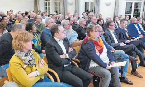  ?? FOTO: LEHMANN ?? Voll besetzt gewesen ist der Bürgersaal in Wasseralfi­ngen bei einer Dialogvera­nstaltung über die geplante Flüchtling­sunterbrin­gung im ehemaligen evangelisc­hen Gemeindeha­us in der Bismarckst­raße.