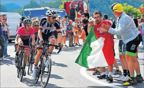  ??  ?? BATALLA. Tom Dumoulin y Simon Yates, a su rueda, durante la etapa de ayer camino de Prato Nevoso.