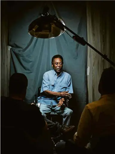  ??  ?? Pelé concede entrevista à Folha em sala no museu que leva seu nome, em SantosPelé Edson Arantes do Nascimento, 78, nasceu em Três Corações (MG). Jogou no Santos (1956 a 1974) e no Cosmos, dos EUA (1975 a 1977). Pela seleção brasileira, foi campeão mundial em 1958, 1962 e 1970. Marcou 1.281 gols, recorde no futebol profission­al. Em 1981, foi eleito pelo jornal francês L’Equipe o ‘Atleta do Século’