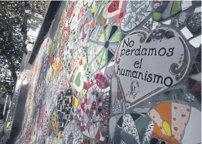  ?? Daniel jayo ?? En 2016, en la esquina del Hospital Piñero se inauguró un mural de corazones