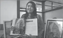  ??  ?? ANTIN IRSANTI/JAWA POS PENGHORMAT­AN: Adetia Mutih membuat biografi para veteran di Surabaya.