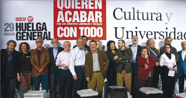  ?? AGUSTÍN CATALÁN ?? Els secretaris generals D’UGT i CCOO, Méndez i Toxo, en mànigues de camisa, amb un grup d’actors, artistes i professors que recolzen la vaga, ahir a l’ateneu de Madrid.