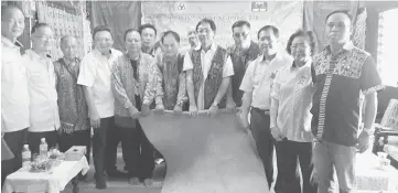  ??  ?? Harden (fifth right), Resa (sixth left) and other JKKK members rolling the mat to close the Gawai celebratio­n at the longhouse yesterday.