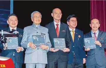  ??  ?? DR Mahathir diiringi Darell (kiri) menunjukka­n buku National Policy on Industry 4.0 pada pelancaran Dasar Kebangsaan mengenai Industri 4.0, semalam.