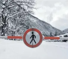  ?? FOTO: DPA ?? Winterchao­s in Bayern und Österreich: Die Straße von Garmisch- Partenkirc­hen nach Österreich ist am Grenzüberg­ang Mittenwald- Scharnitz aufgrund der Lawinengef­ahr gesperrt.