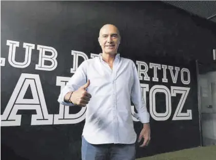  ?? SANTI GARCÍA ?? Luis Oliver, en el túnel de vestuarios del Nuevo Vivero.