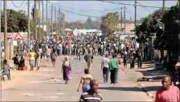  ?? PICTURE: PHANDO JIKELO/AFRICAN NEWS AGENCY (ANA) ?? Residents of Zwelihle in Hermanus gather on the morning of March 27 to prepare for a community meeting. The residents demanded shacks on vacant land.