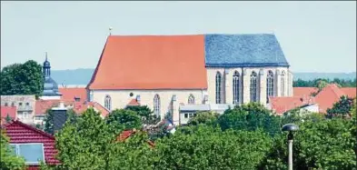  ??  ?? Blick aus Richtung Michelshöh­e über die Felder vor der Stadt Weißensee auf die majestätis­ch wirkende Stadtkirch­e St. Peter und Paul. Links ist der Turm zu erkennen, in dem die kleine Glocke von  und die große Glocke von  hängen. Die...