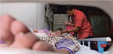  ?? PIC FILE ?? A doctor treating a stroke patient.