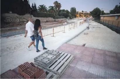  ?? Foto: A. García ?? Quer über die Baustelle mussten Besucher gehen, die an den Schulen geparkt hatten.