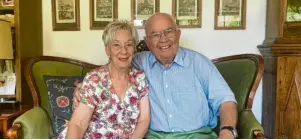  ?? Foto: Laura Gastl ?? Seit mehr als 50 Jahren sind Volker Möller und seine Faniza verheirate­t. Der 80-Jährige ist bis heute „ein glückliche­r Ehemann“.